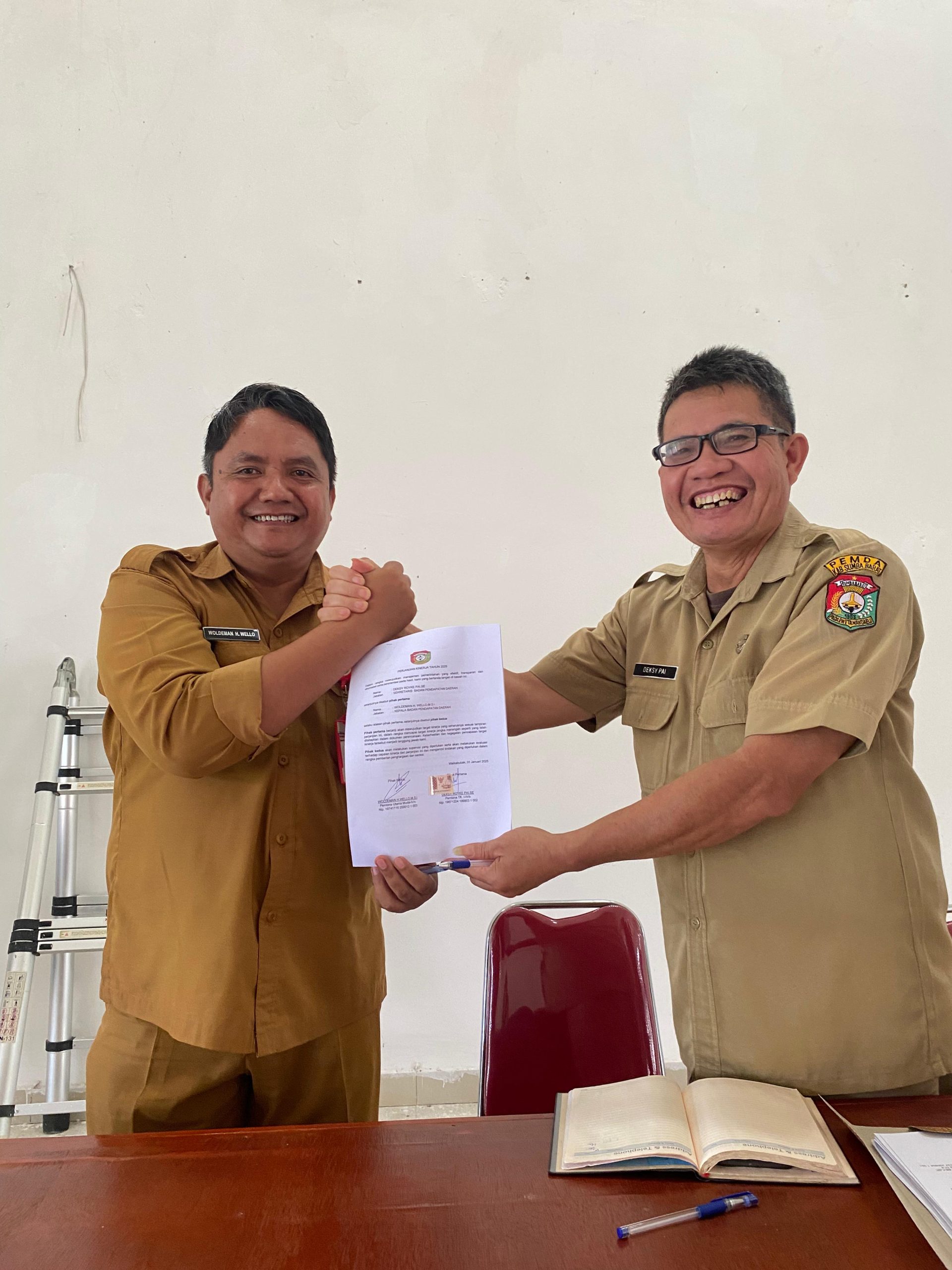 Kepala Badan Pendapatan Daerah Sumba Barat, Melaksanakan Penandatanganan Perjanjian Kinerja 2025